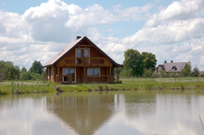 Dviejų aukštų dešimties vietų namas su židiniu