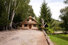 Dvidešimties vietų namelis su pirtimi