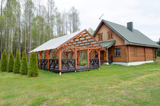 Rąstinis namelis su pirtimi ir kubilu ir didele pavėsine