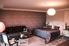 Liukso numeris su didele karalienės lova bei sukūrine vonia ir terasa 