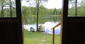 Pirtis ant pačio ežero kranto