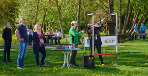 Šaudymas į skriejančias lėkšteles grupei