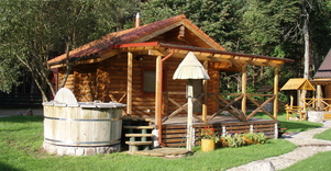 Japoniška pirtis-karštas lauko kubilas