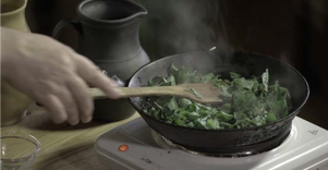 Rūgštynių sriuba su miežinėmis kruopomis Rūtos Sakalienės sodyboje