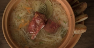 Raugintų kopūstų sriuba su rūkytais šonkauliukais „Bernelių užeigoje“